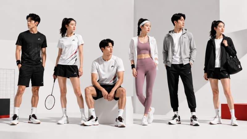 20+ outfit thể thao đẹp cho nam và nữ theo từng phong cách